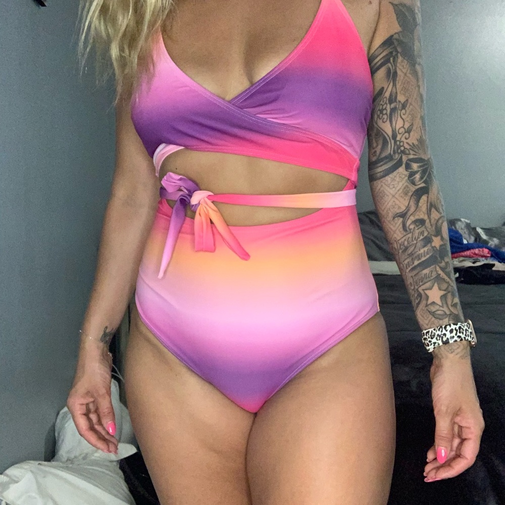 Swimsuit - Picture 2 of 3